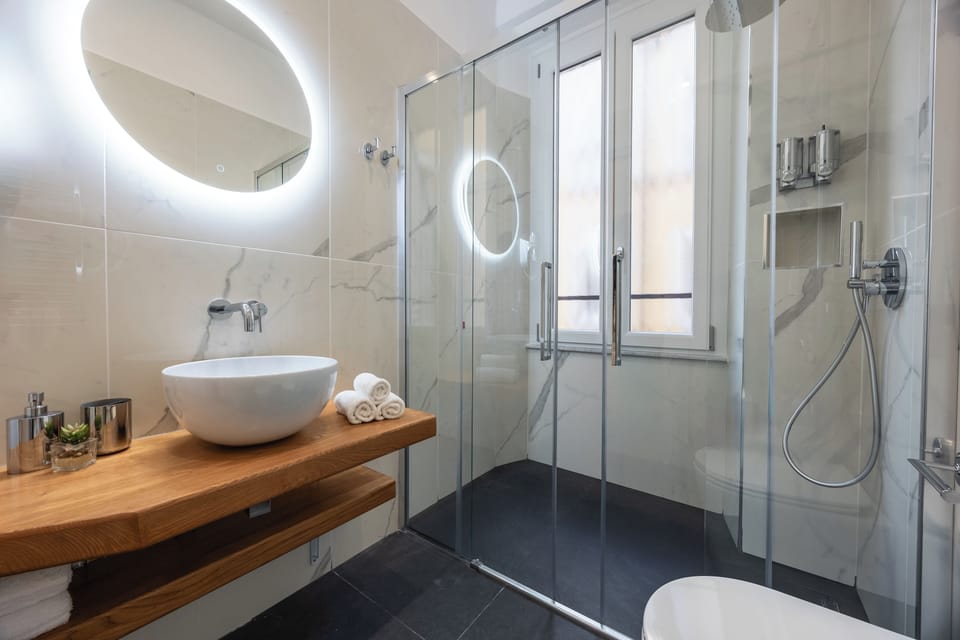 Deluxe Double or Twin Room | Bathroom | Shower, free toiletries, hair dryer, bidet