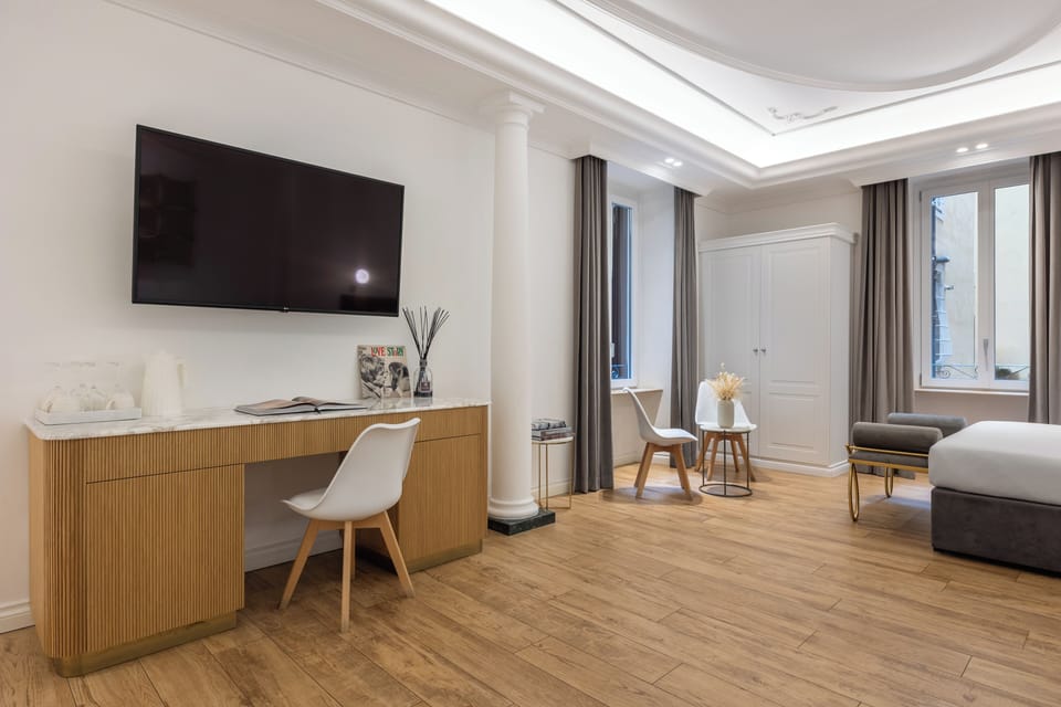 Junior Suite | Hypo-allergenic bedding available, minibar, in-room safe, desk