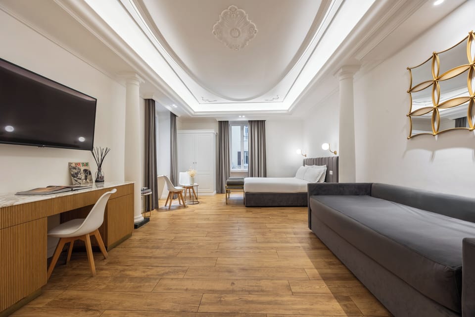 Junior Suite | Hypo-allergenic bedding available, minibar, in-room safe, desk