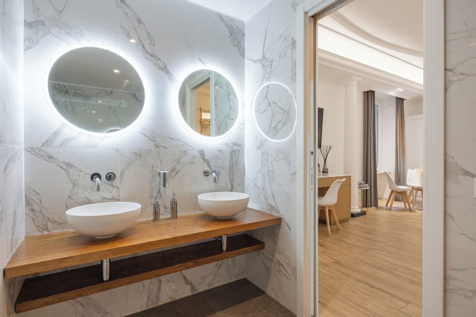 Junior Suite | Bathroom | Shower, free toiletries, hair dryer, bidet
