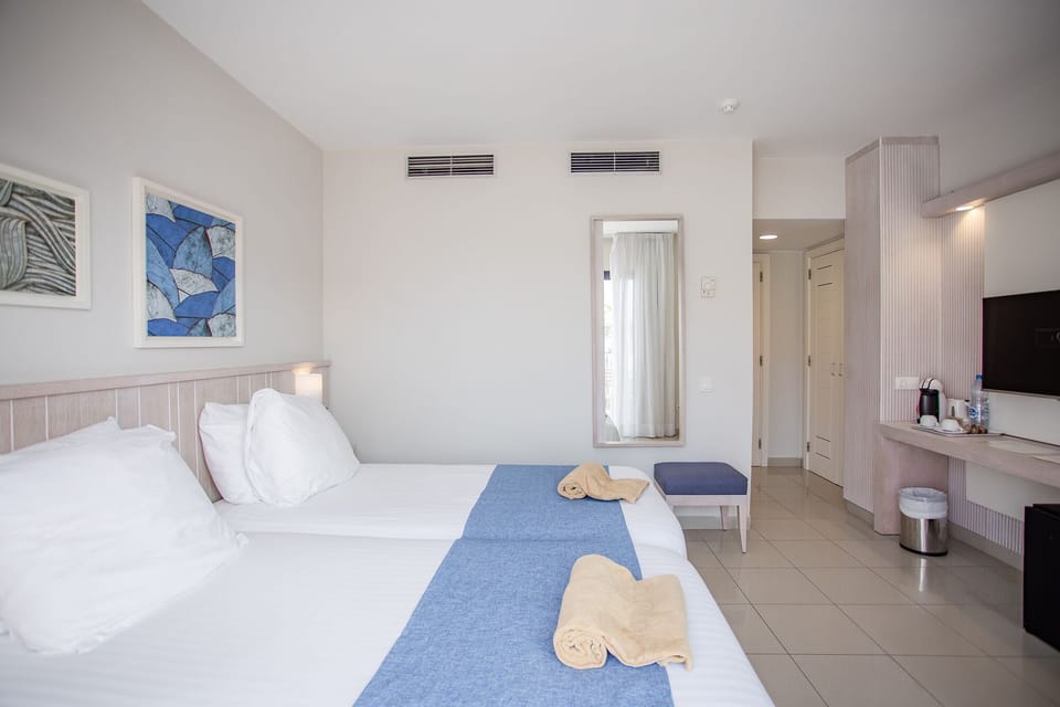 In-room safe, WiFi (free), bed sheets