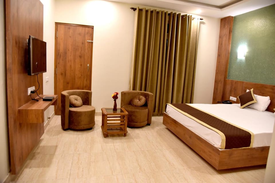 Down comforters, rollaway beds (surcharge), bed sheets