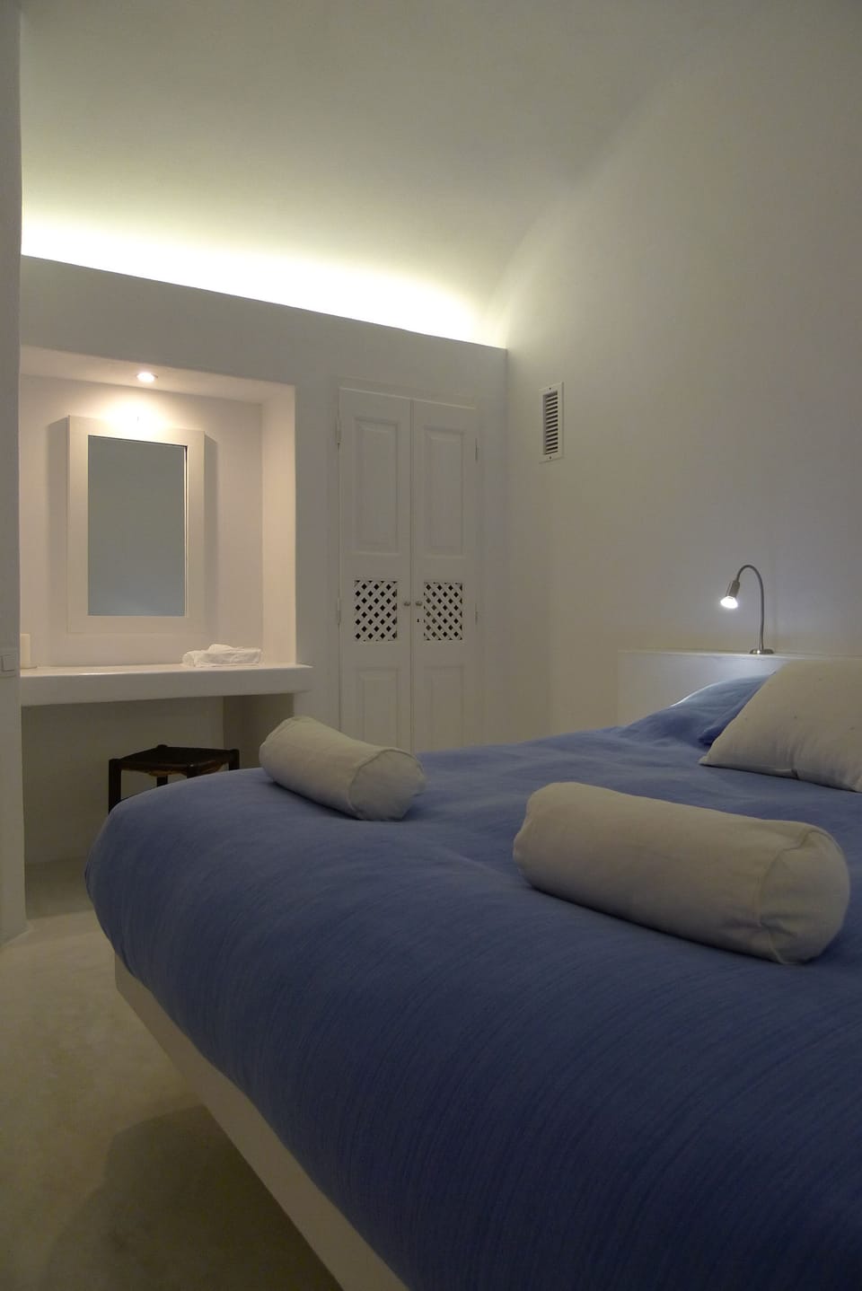 Junior Cave House Suite, Caldera View | Hypo-allergenic bedding, down comforters, in-room safe, soundproofing