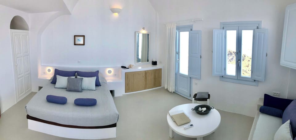 Honeymoon Suite with Outdoor Dip Pool, Sea / Caldera View | Hypo-allergenic bedding, down comforters, in-room safe, soundproofing