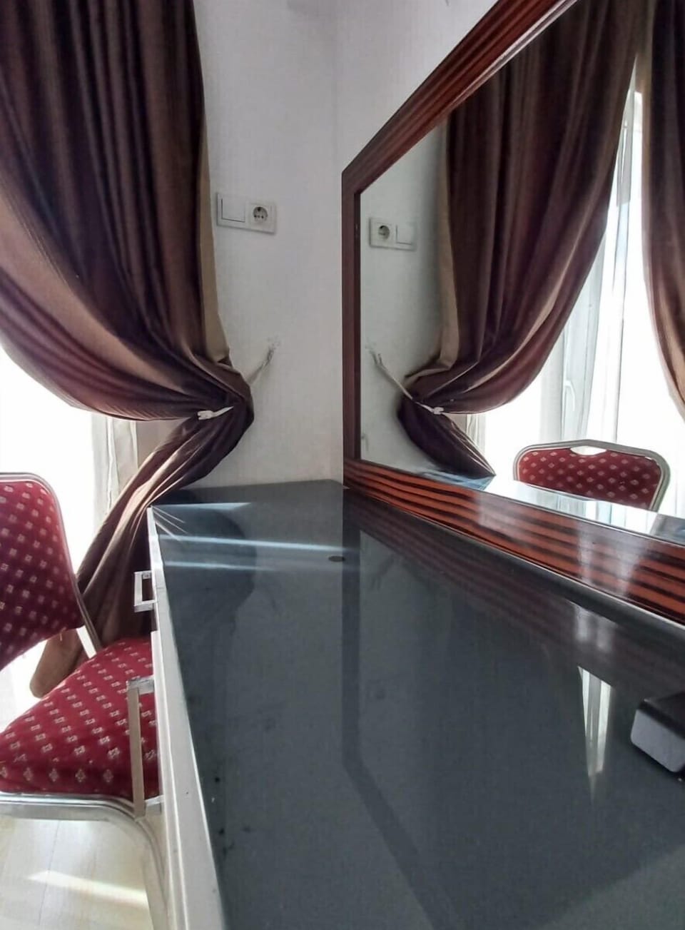 Premium bedding, desk, blackout drapes, soundproofing