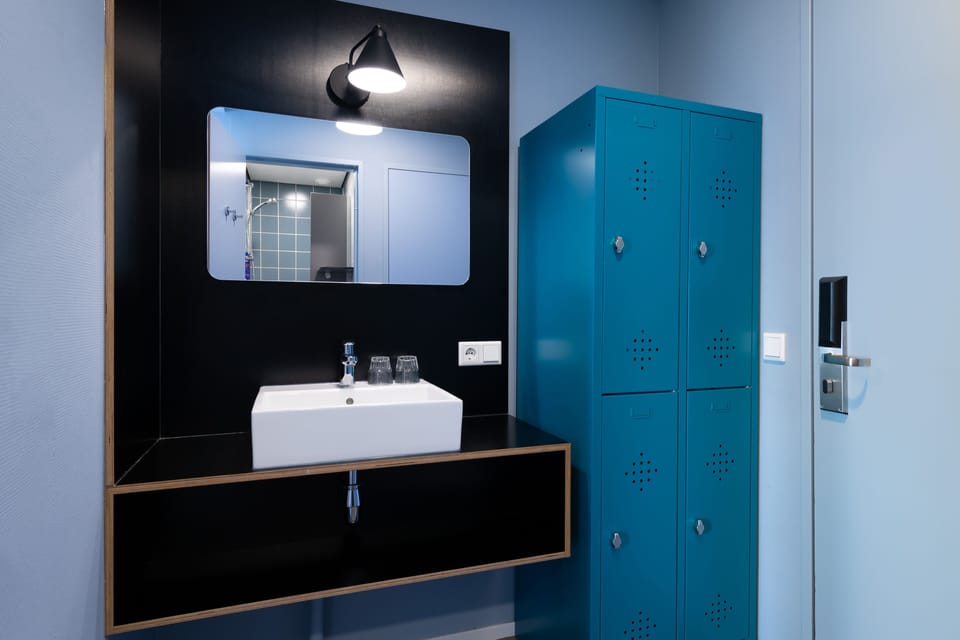 Shower, eco-friendly toiletries, towels