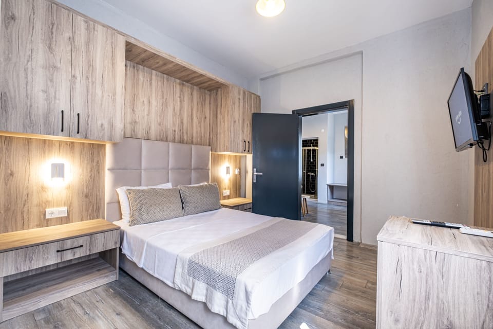 One Bedroom Suite | Minibar, in-room safe, free WiFi, bed sheets