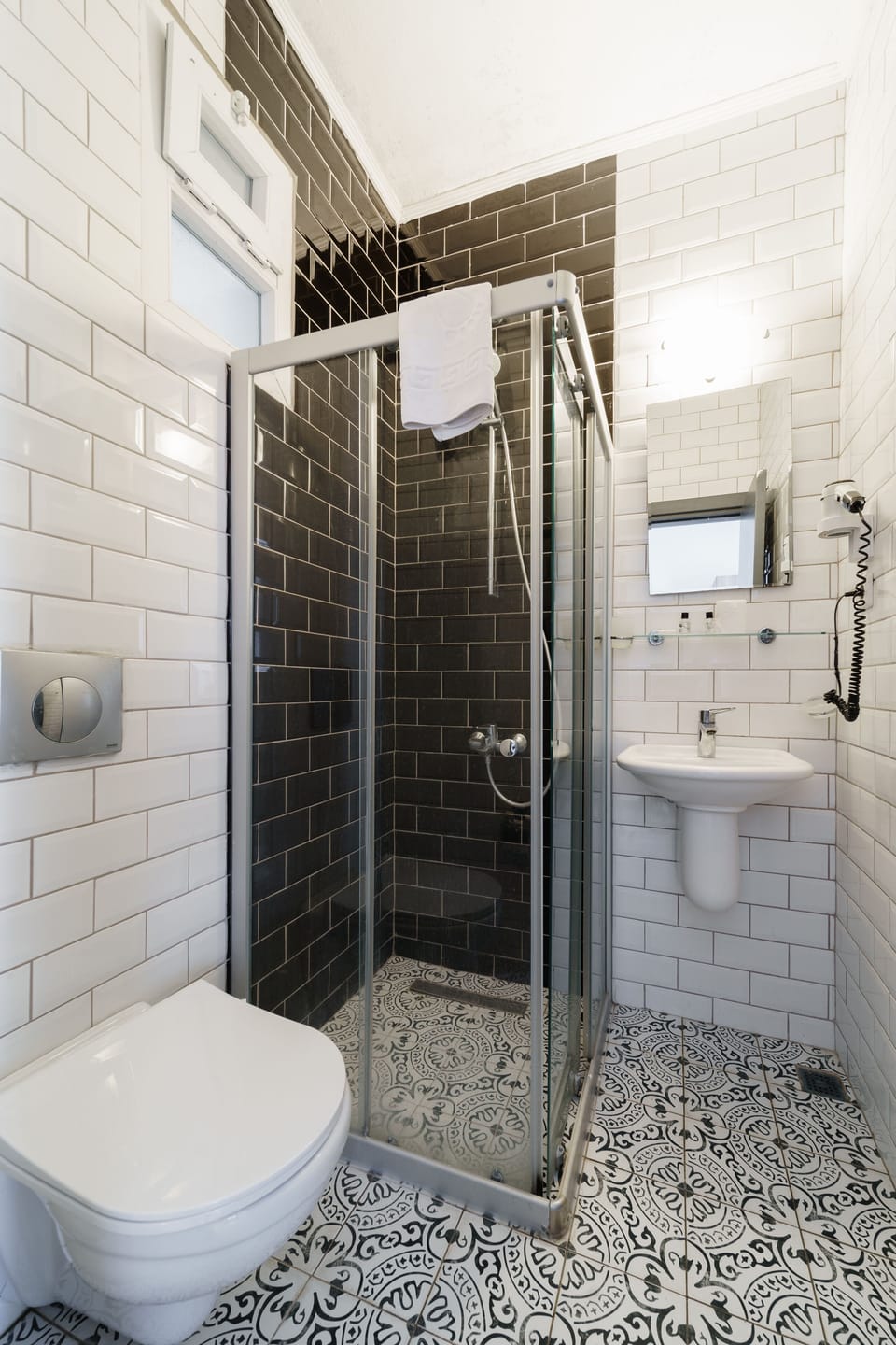 Standard Room | Bathroom | Shower, free toiletries, hair dryer, slippers