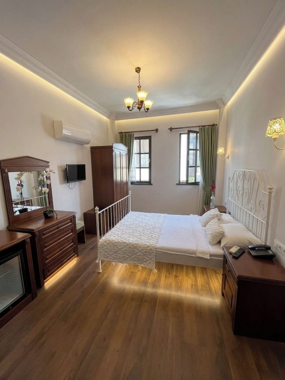 Superior Double Room | Premium bedding, minibar, in-room safe, laptop workspace