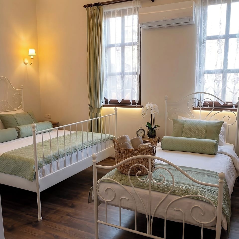 Family Room | Premium bedding, minibar, in-room safe, laptop workspace