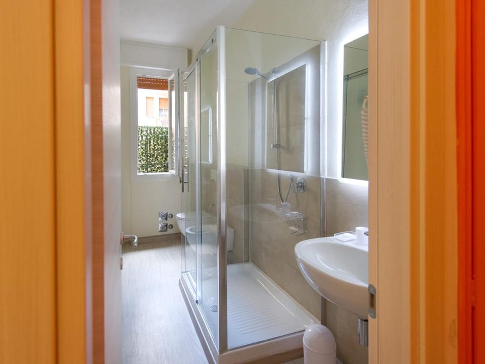 Shower, rainfall showerhead, free toiletries, hair dryer