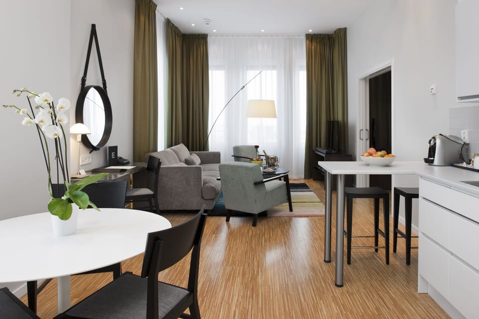 Suite | Living area | 42-inch flat-screen TV with cable channels, TV