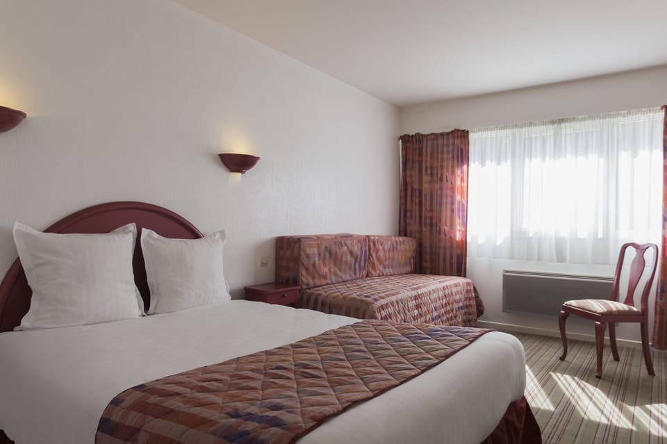 In-room safe, desk, soundproofing, free WiFi