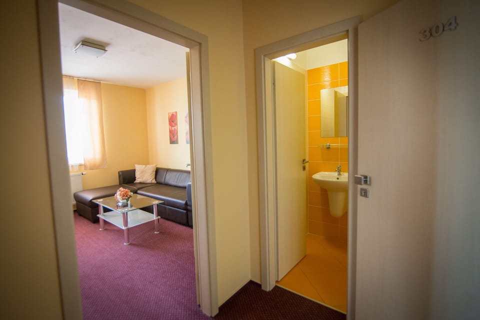 Family Room | Bathroom | Free toiletries, bathrobes, towels