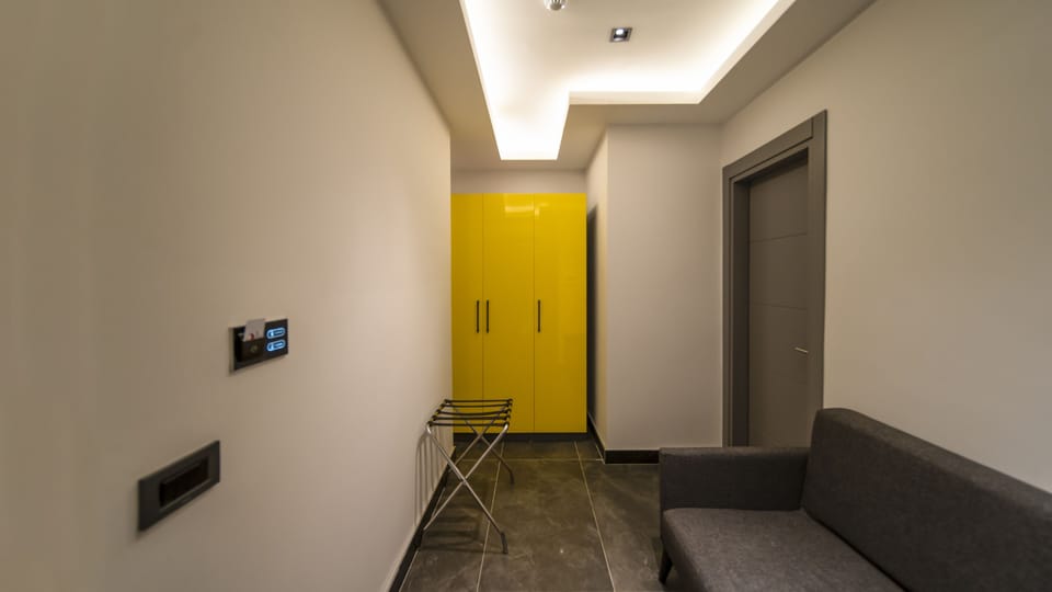 Junior Studio Suite | Living area | 42-inch flat-screen TV with satellite channels