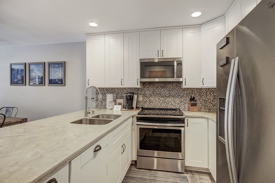Condo, 2 Bedrooms | Private kitchen | Fridge, microwave, oven, dishwasher