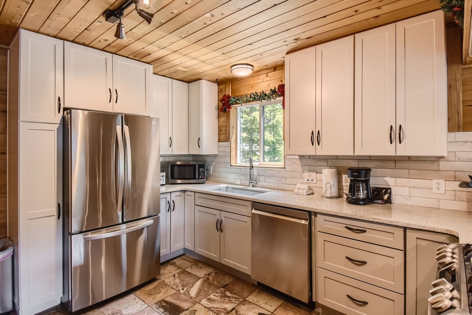 House, 5 Bedrooms | Private kitchen | Coffee/tea maker, fridge, microwave, toaster