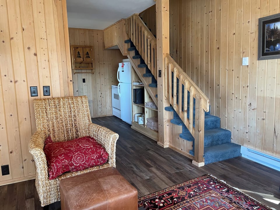 Standard Cottage, 2 Bedrooms (Hidden Pine) | Living area | Smart TV, Netflix, Hulu, pay movies