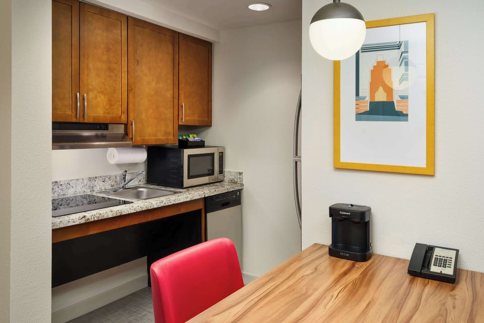 Full-size fridge, microwave, stovetop, dishwasher