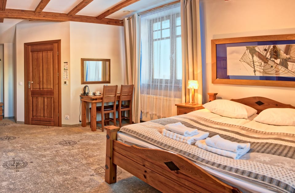 Deluxe Double Room | Laptop workspace, blackout drapes, bed sheets