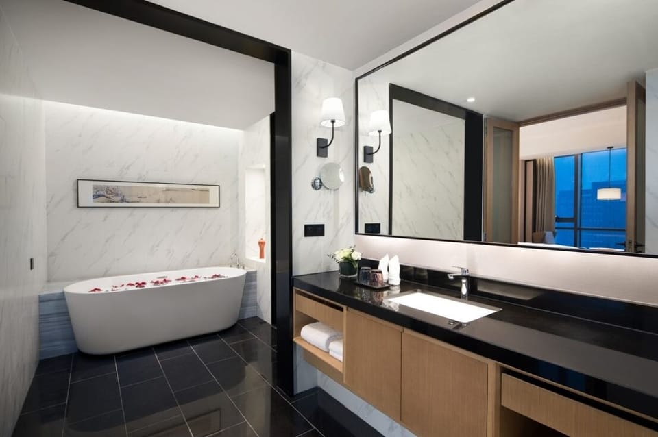 Deluxe Studio Suite, River View | Bathroom | Free toiletries, hair dryer, slippers, towels