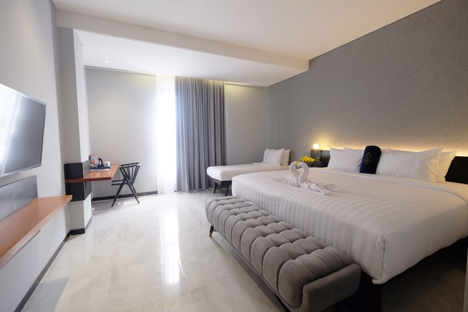 Deluxe Triple Room | Desk, free WiFi, bed sheets