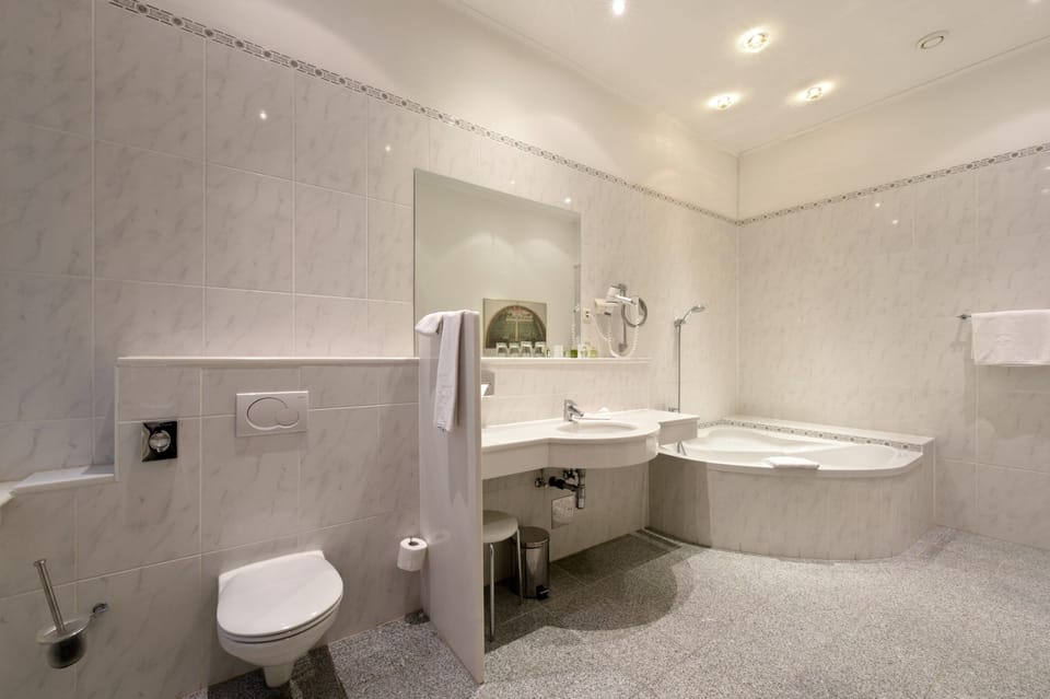 Comfort Double Room | Bathroom | Free toiletries, hair dryer, towels