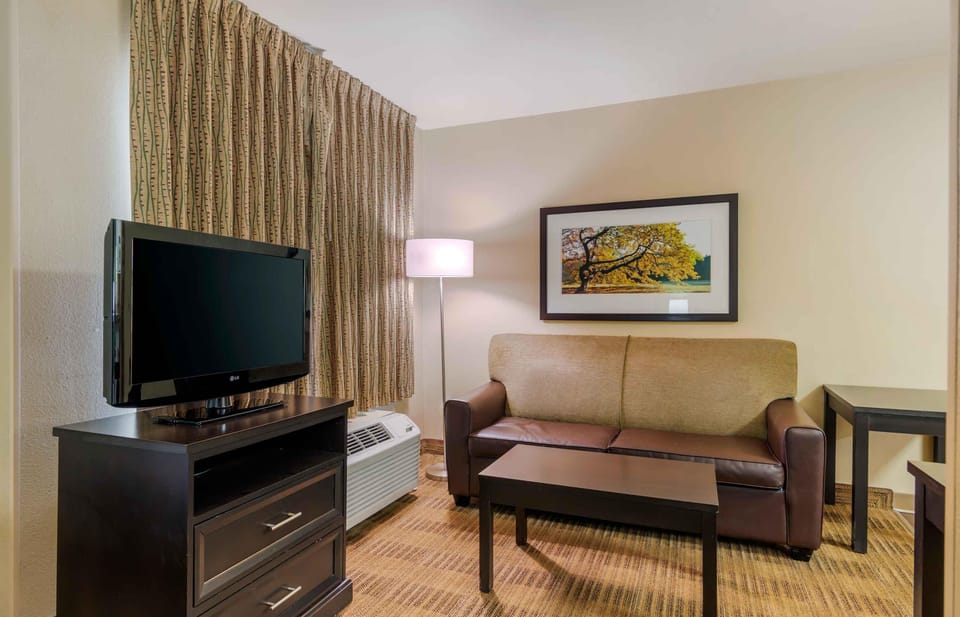 Deluxe Studio, 1 King Bed with Sofa bed, Non Smoking | Desk, free WiFi, bed sheets