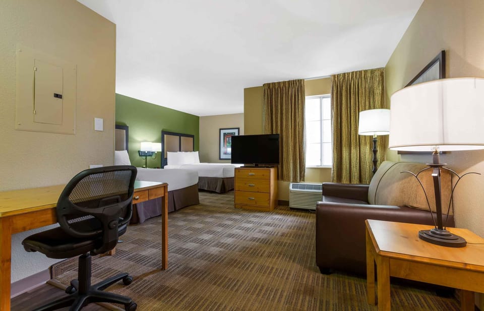 Deluxe Studio, Multiple Beds, Non Smoking | Desk, free WiFi, bed sheets