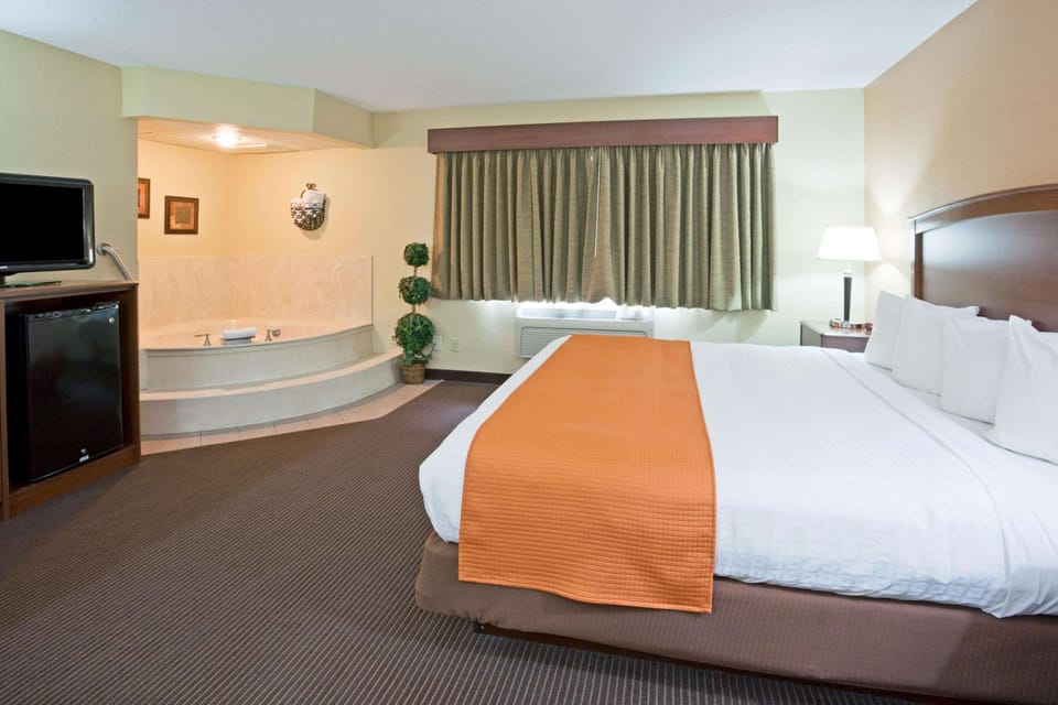 In-room safe, desk, laptop workspace, soundproofing