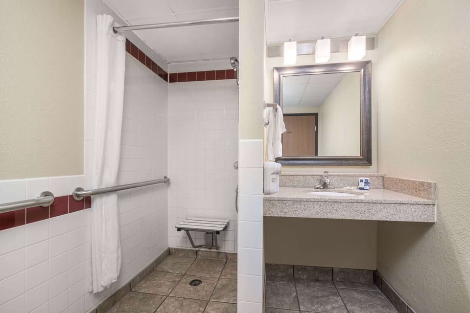 Combined shower/tub, free toiletries, hair dryer, towels