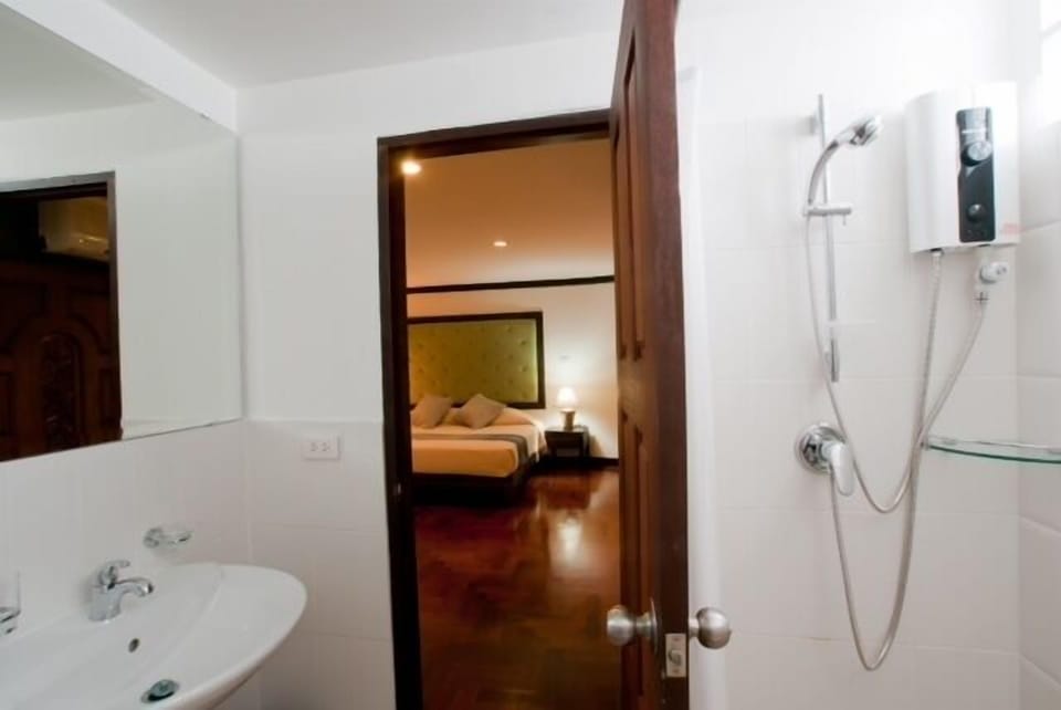 Shower, free toiletries, towels