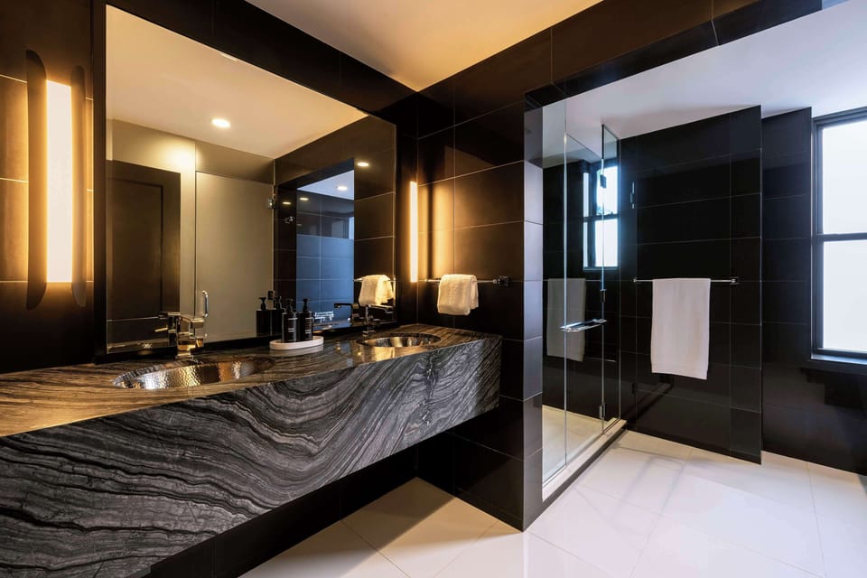 Combined shower/tub, deep soaking tub, rainfall showerhead