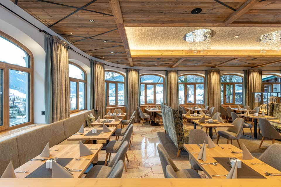 2 restaurants; breakfast, lunch, and dinner served