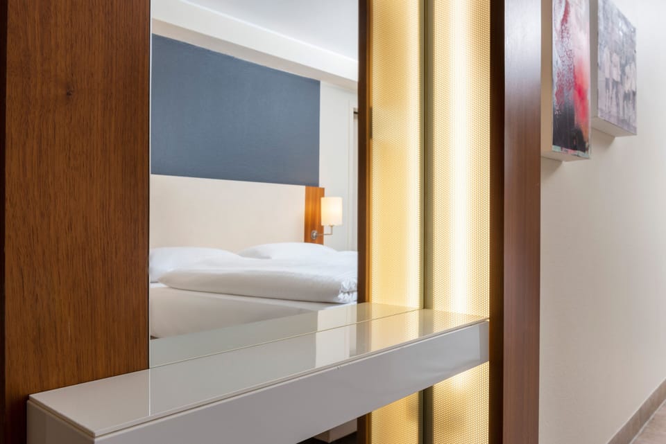 Business Room with Double Bed | Hypo-allergenic bedding, blackout drapes, soundproofing, free WiFi