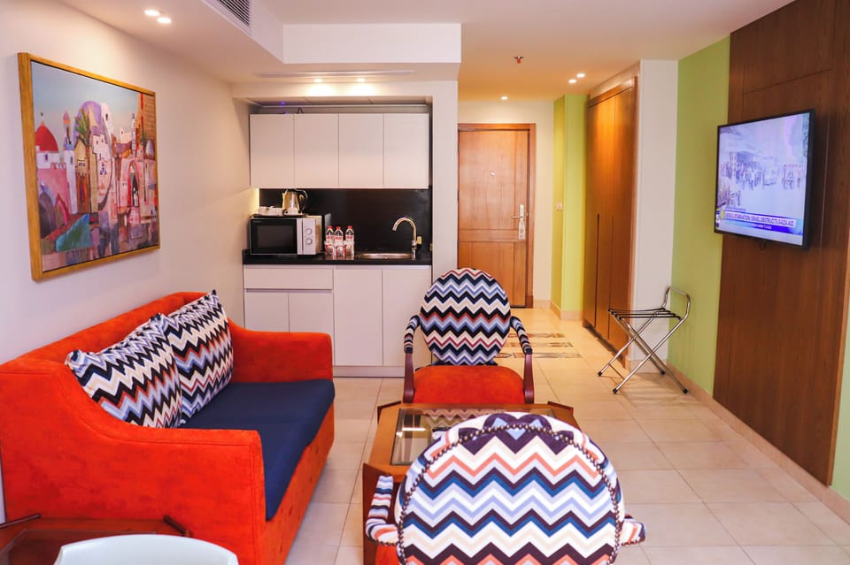 Minibar, individually decorated, desk, bed sheets