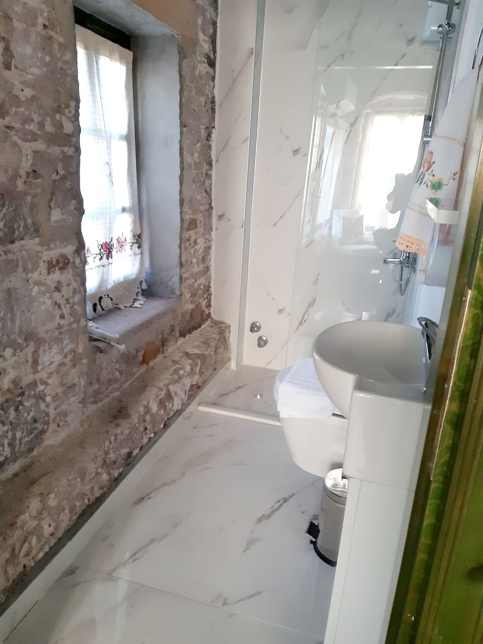 Classic Room | Bathroom | Shower, hair dryer, towels, shampoo