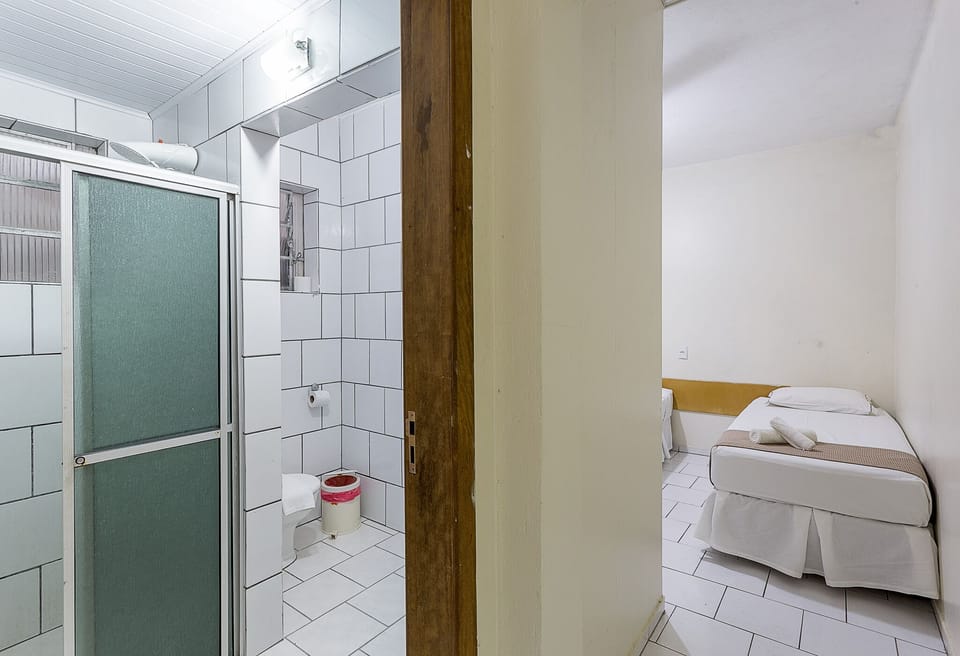 Suite Standard Economy | Desk, laptop workspace, WiFi (free), bed sheets