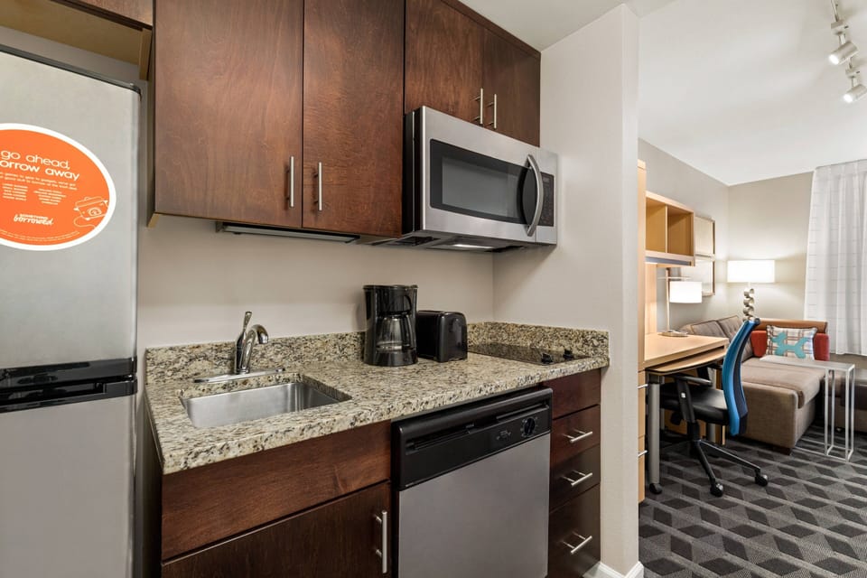 Full-size fridge, microwave, stovetop, dishwasher