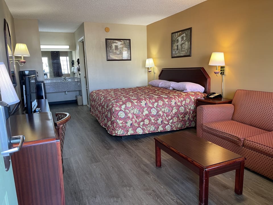 Standard Room, 1 King Bed | Desk, free WiFi, bed sheets