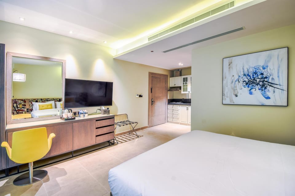 Minibar, WiFi (free), bed sheets