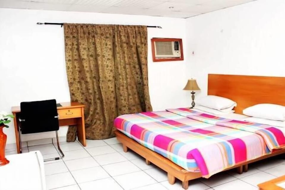 Deluxe Room | Desk, iron/ironing board (on request), WiFi (free), bed sheets