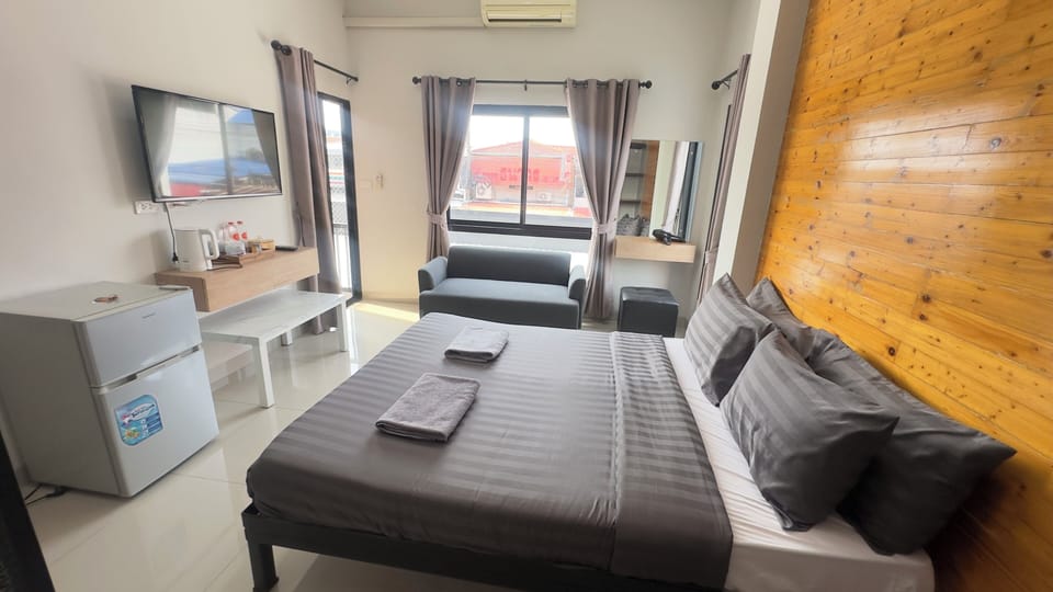 Deluxe Room | Blackout drapes, free WiFi, bed sheets