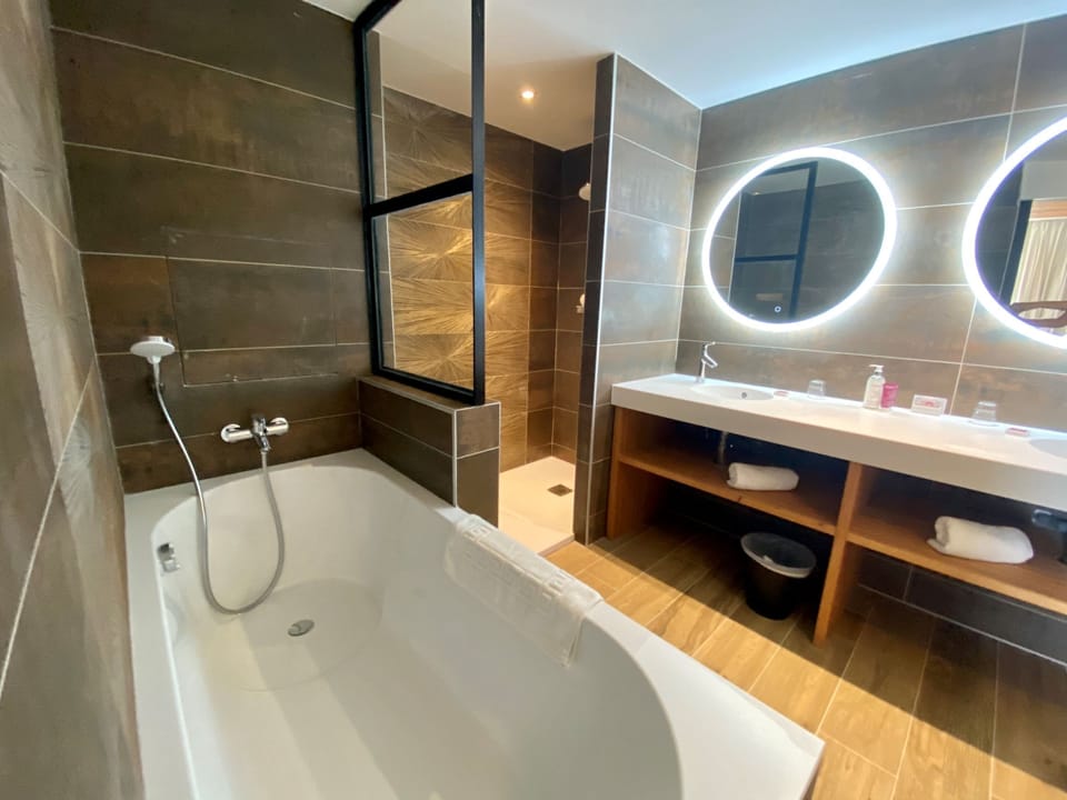 Luxury Suite, 1 King Bed | Bathroom | Hair dryer, towels, soap, shampoo