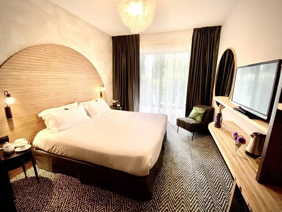 Premium bedding, free minibar, in-room safe, individually decorated