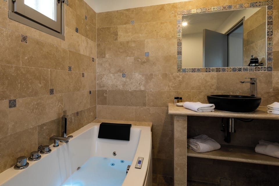 Superior Room Balneotherapy Bath | Bathroom | Free toiletries, hair dryer, towels