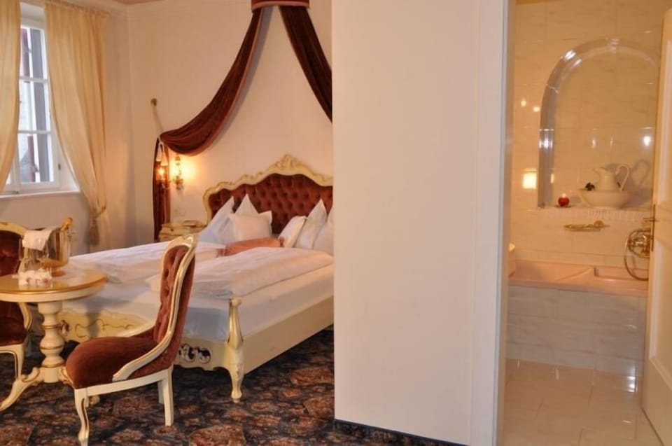 Basic Triple Room | In-room safe, individually decorated, desk, free WiFi