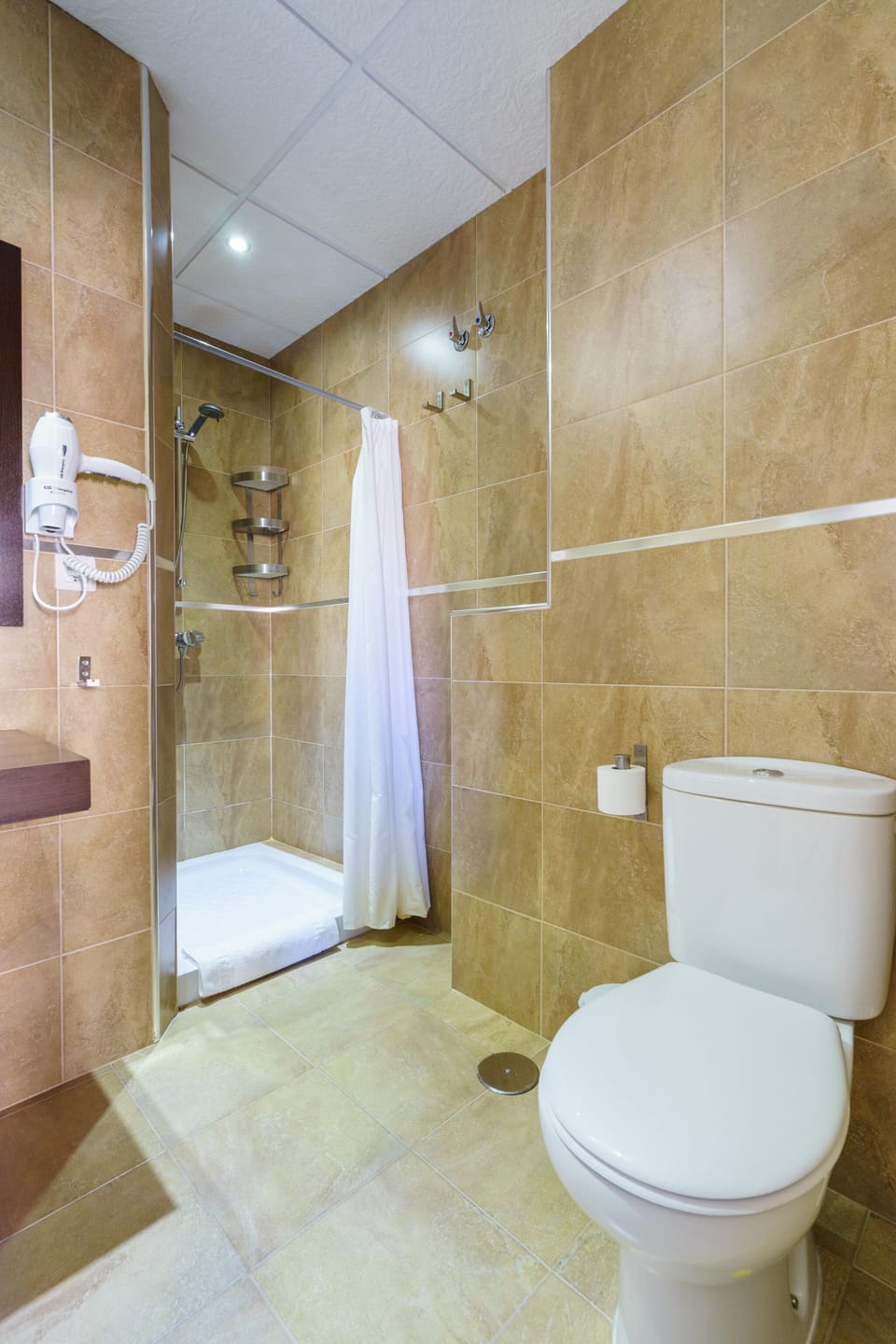 Superior Triple Room | Bathroom | Shower, free toiletries, hair dryer, towels