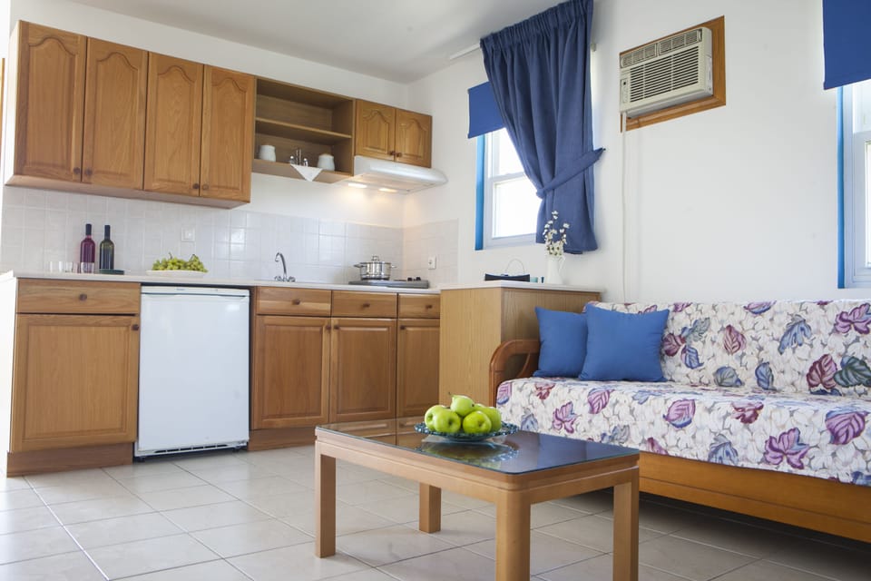 Fridge, stovetop, coffee/tea maker, electric kettle