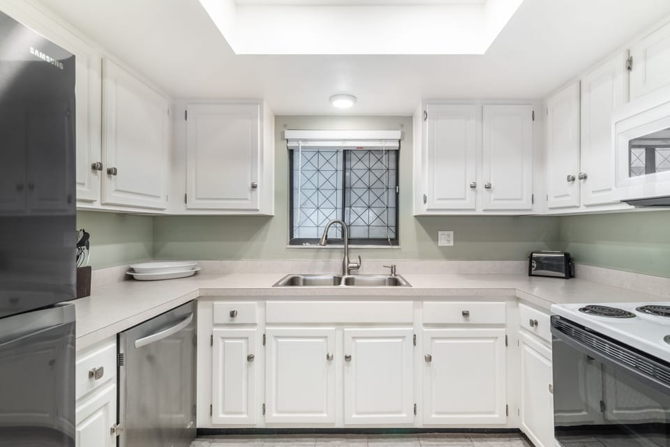 Condo, 2 Bedrooms | Private kitchen | Fridge, oven, coffee/tea maker, toaster